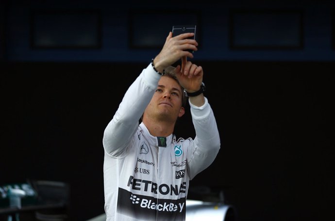 Nico Rosberg hace un 'selfie' durante los entrenamientosde pretemporada