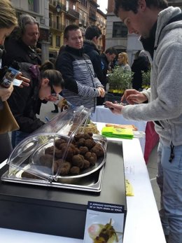 Mercado de trufa fresca en la plaza del Torico de Teruel