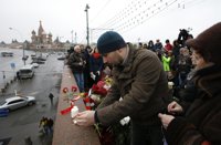 Más de 200 personas despiden con flores a Nemtsov en el centro de Moscú