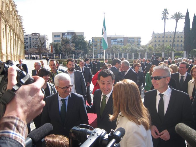 Juanma Moreno dialoga con Susana Díaz en el acto del 28-F en el Parlamento