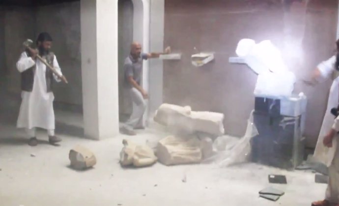 Milicianos de Estado Islámico han destruido en Mosu una colección de estatuas