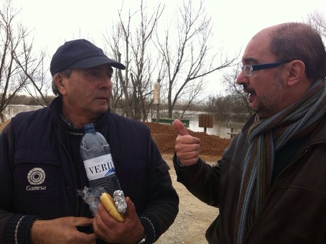 Javier Lambán (PSOE) con el alcalde de Pradilla, Luis Eduardo Moncín.