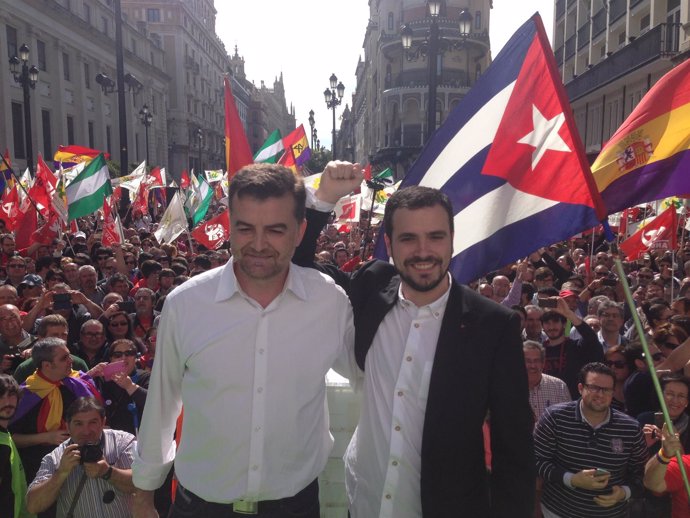 Antonio Maíllo y Alberto Garzón, en la manifestación por el 28F en Sevilla