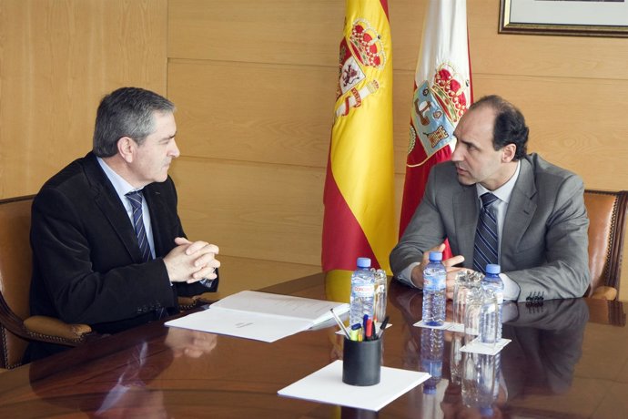 El presidente de Cantabria se reúne con el alcalde de Suances