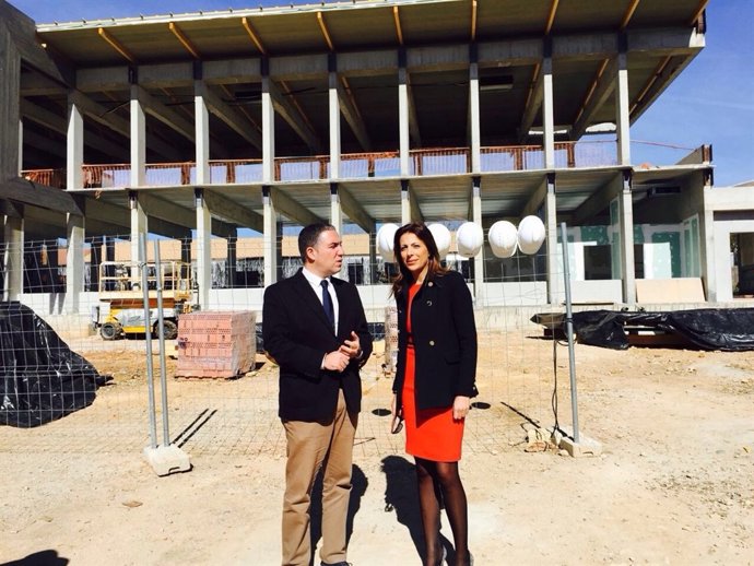 Bendodo y María Paz Fernández en Biblioteca Comarcal de Ronda Adolfo Suárez