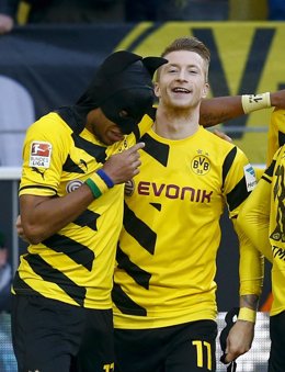 Aubameyang y Reus celebran disfrazados un gol del Dortmund