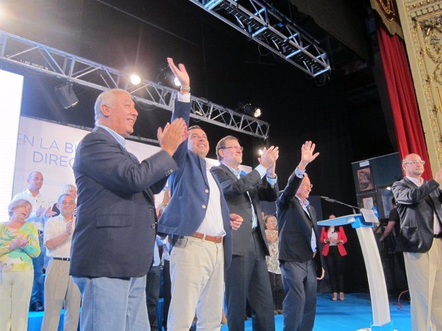 Arenas, Moreno y Rajoy, durante el acto del PP en Almería
