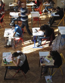 ESTUDIANTES DURANTE UN EXAMEN