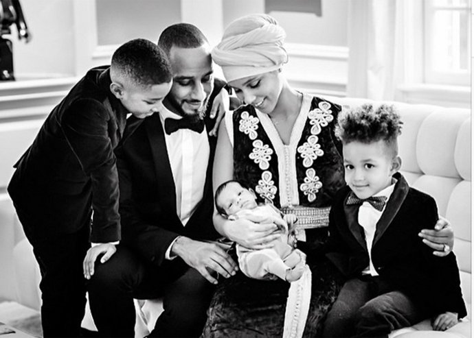 Alicia Keys y su familia presentan a Génesis Ali Dean 