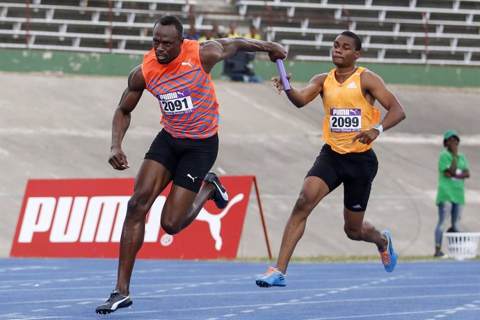 Usain Bolt en carrera de relevos en Jamaica