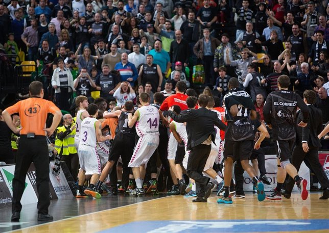 El Bilbao Basket arrolla al Baskonia en un derbi con desagradable final