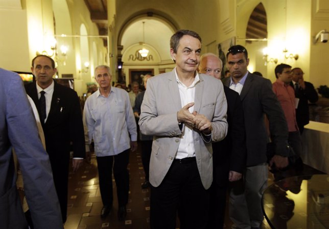 Zapatero y Moratinos visitan Cuba 