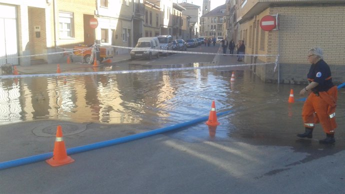 El agua afectó a la calle Aragón, uno de los puntos bajos del municipio