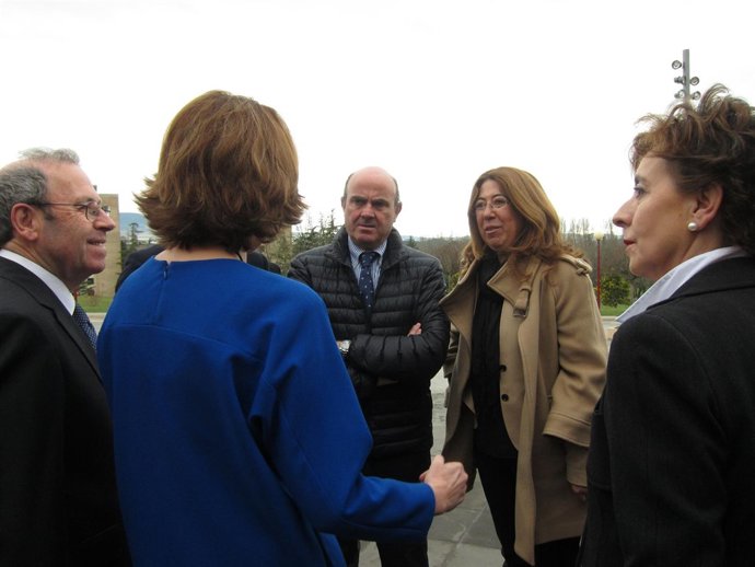 De Guindos conversando con autoridades y organizadores del foro