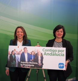 Patricia Navarro y Virginia Pérez, con el cartel de campaña del PP-A