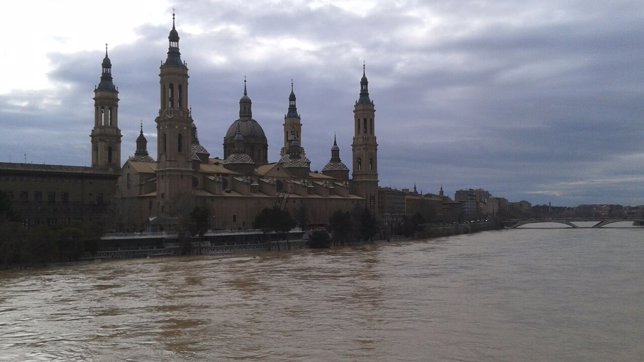 La crecida del río Ebro llega a Zaragoza.