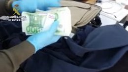 Dos hombres intentan pasar dinero de Andorra en la ropa de su equipaje