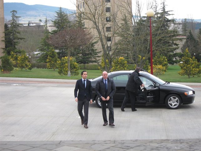 Pablo Zalba junto a Luis de Guindos a su llegada a la conferencia