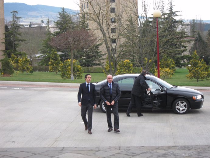 Pablo Zalba junto a Luis de Guindos a su llegada a la conferencia