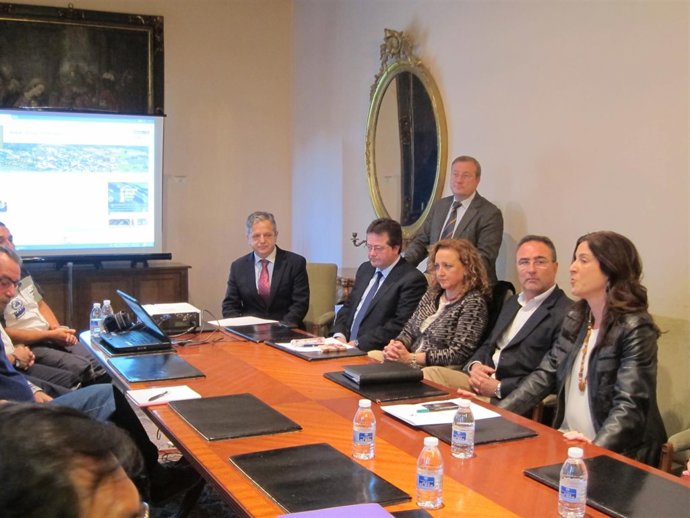 Fuentes (izda.) y Gracia (dcha.) en el inicio del proyecto con los pasantes