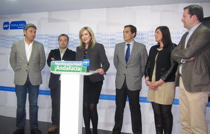 Elena Alba con José Antonio Nieto y miembros del PP y PA
