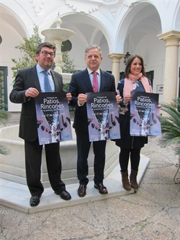 Fuentes (centro), entre Mañas y Soriano, con el cartel del concurso