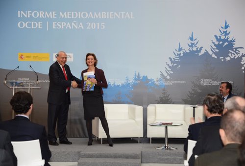 Secretario general de la OCDE, Ángel Gurrías, y la ministra I. García Tejerina