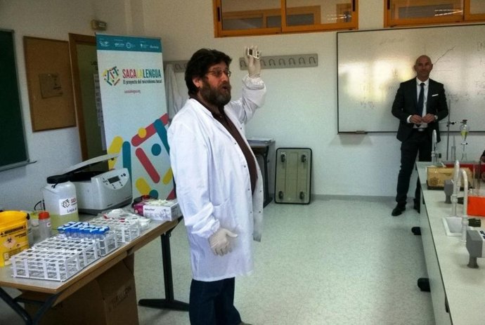 Lengua estudio saliva estudiantes científico saca la lengua