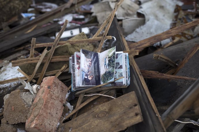 Album de fotos familiar en ruinas en el este de Ucrania