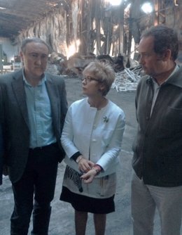 Víboras (centro) en la visita a las instalaciones incendiadas de Guadex
