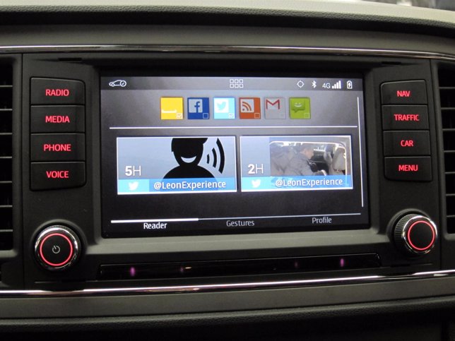 Interior de un Seat León equipado con 'MirrorLink' y la aplicación de Samsung pa