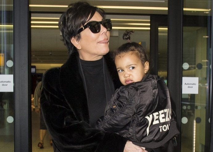 North West, una pequeña celeb... ¡Que pone mala cara a los paparazzis!