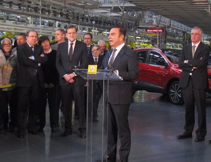 Ghosn en su visita a la factoría de Renault en Palencia ante Rajoy y Herrera