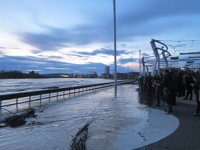Los bomberos achican los bajos del edificio que alberga los transformadores del Parque del Agua