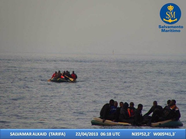 Rescate de inmigrantes en el Estrecho por la Salvamar Alkaid
