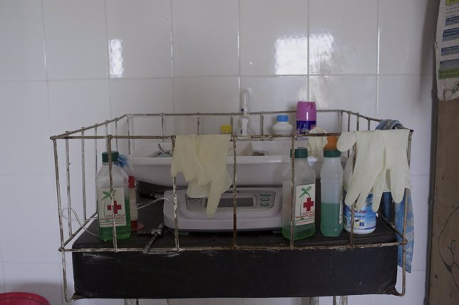 Equipos médicos usados en la clínica Tucker en Liberia