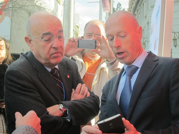 El conseller B.Ruiz y el dtor.Informática Banc de Sang A.Herrero