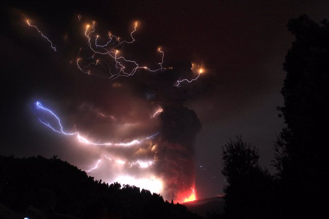 Rayos alrededor de cadena volcánica en Chile