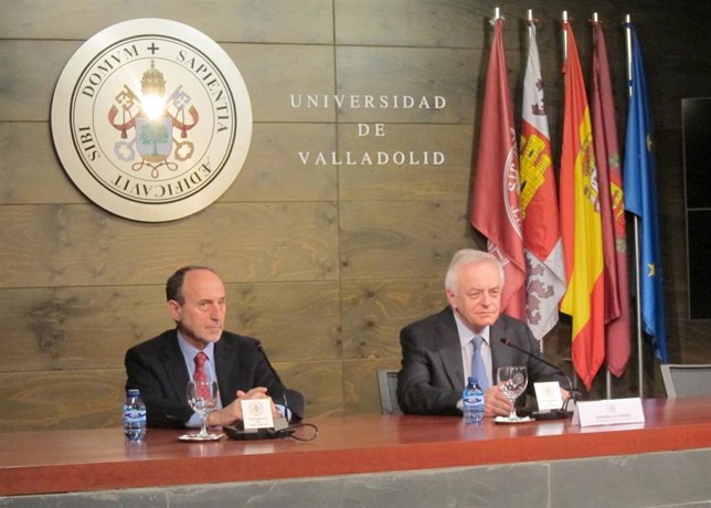 Gerardo Gutiérrez (D) presenta el documento