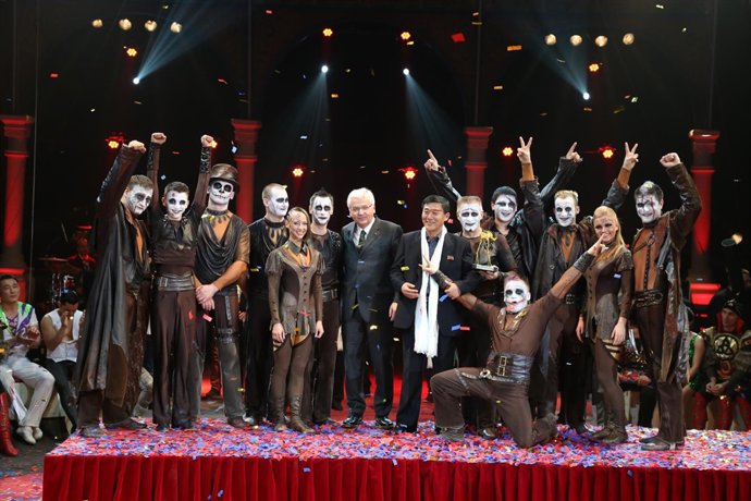 Trapecistas norcoreanos y saltadores de Rusia ganan el Festival de Circ