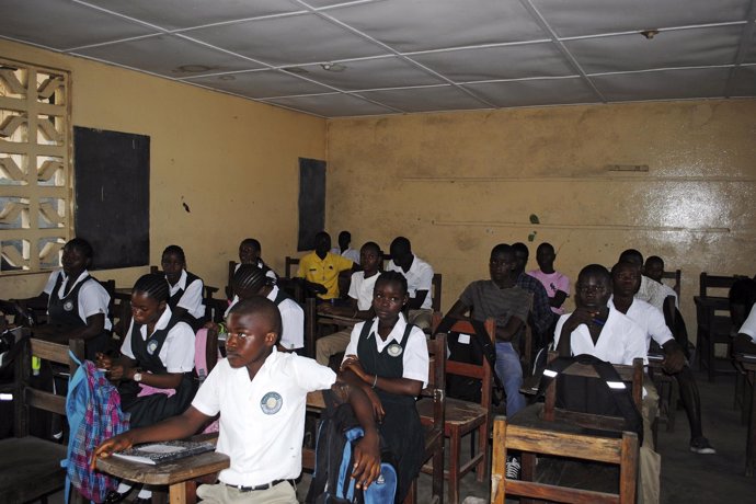 Estudiantes vuelven a las clases en Liberia tras el brote de ébola