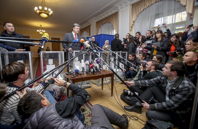 El presidente ucraniano, Petro Poroshenko, tras votar en Kiev