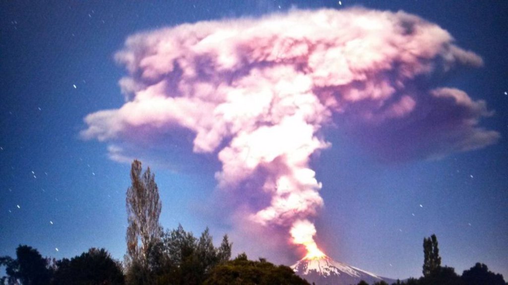 Impresionantes imágenes del volcán Villarrica en erupción