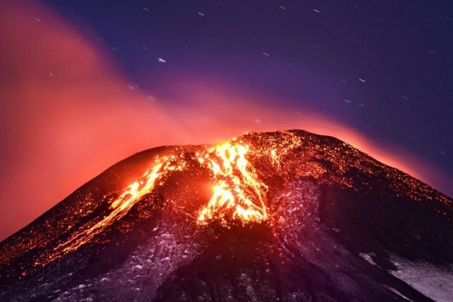 El volcán Villarrica, en el sur de Chile, entró en erupción