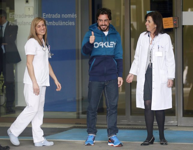 Fernando Alonso tras abandonar el hospital general de Catalunya