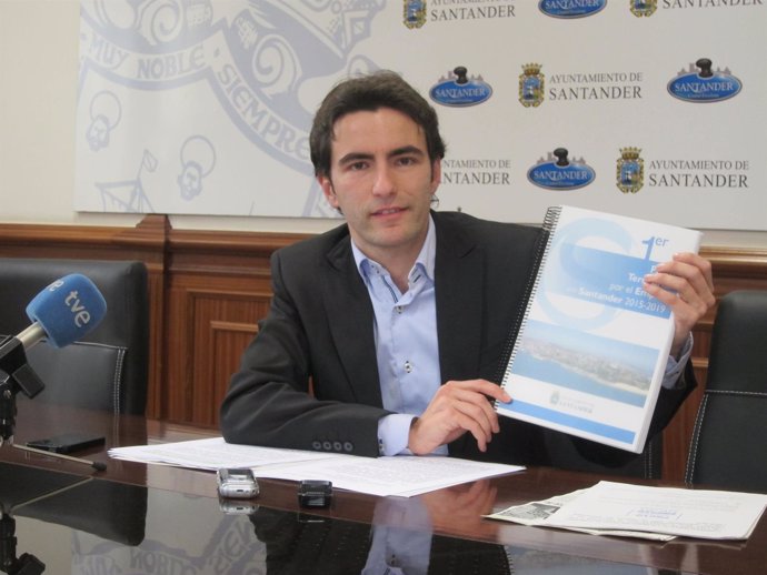 Casares con el documento del Pactor Teritorial por el Empleo