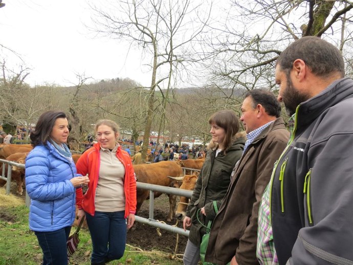 María Jesús Álvarez, consejera de Agroganadería, en la feria de Corao