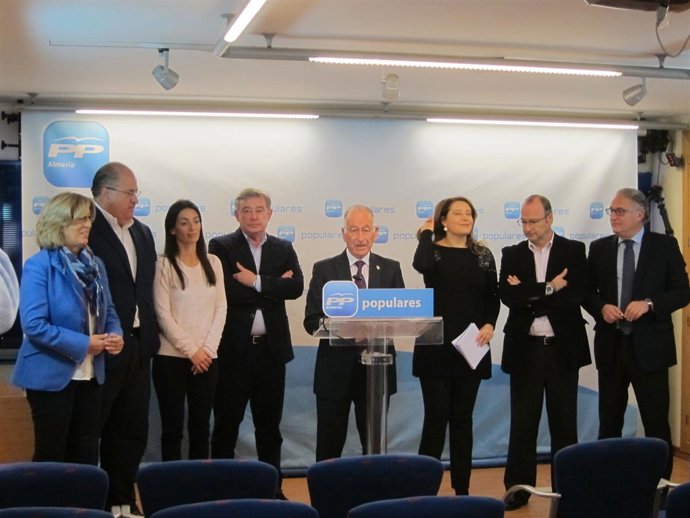 Rueda de prensa con senadores del PP