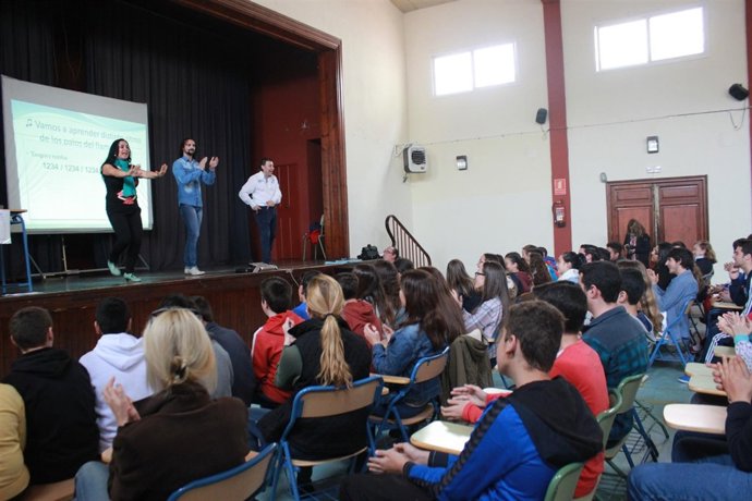 Figuras de primera talla imparten las clases. 