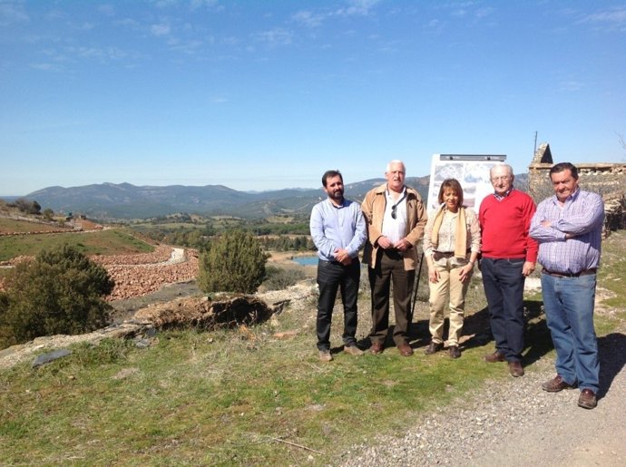 Gálvez, en el centro, en una de las balsas de lodos mineros clausuradas.